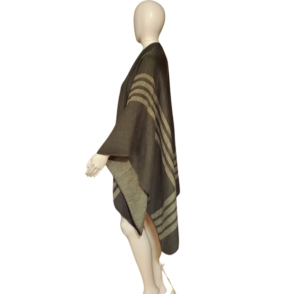 BB Dakota X Fab Fit Fun Reversible Striped Poncho/Wrap - Picture 4 of 16